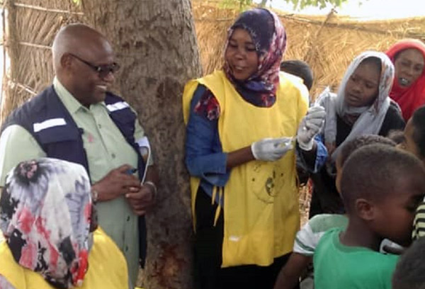 WHO monitors the adminidtration of yellow fever vaccine by a mobile vaccination team in Blue Nile state