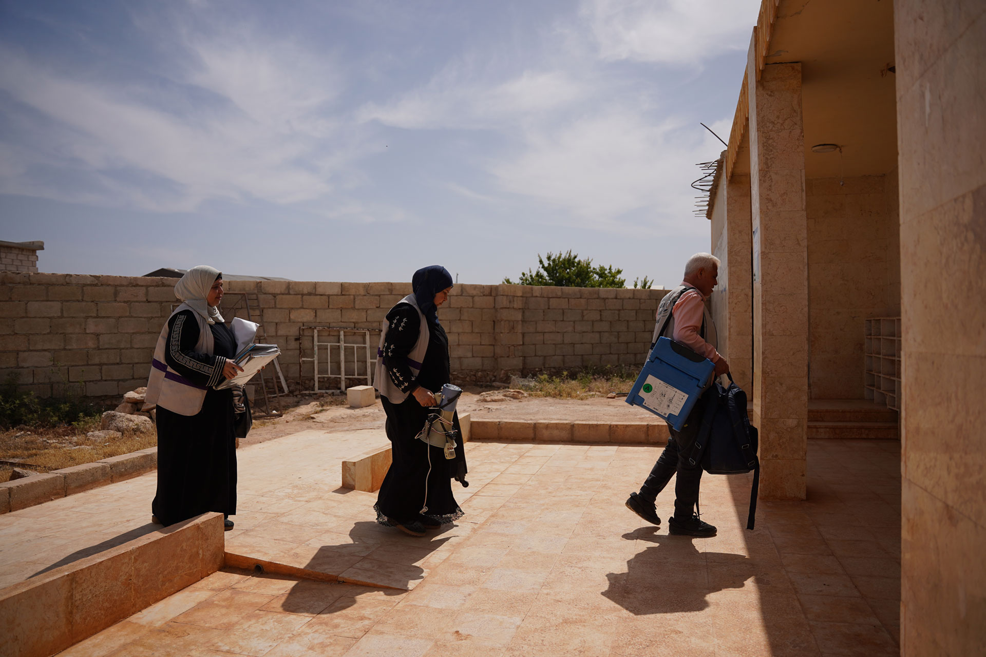 A mobile vaccination team arrives at a community in Idlib to immunise children. Photo: WHO