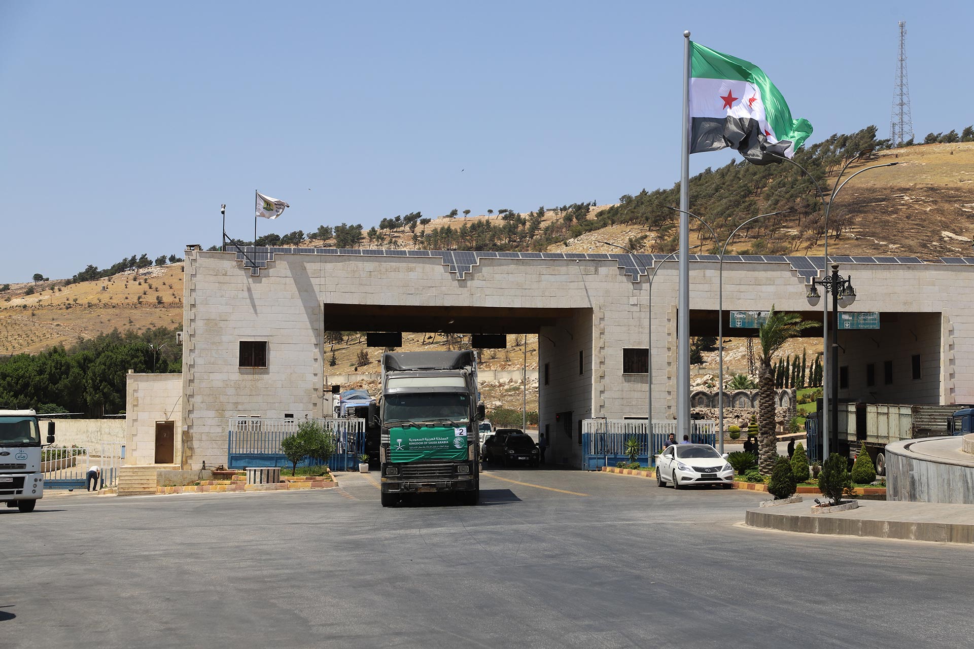 A truck carrying KSrelief-funded medical supplies crosses the Bab Al-Hawa border point from Türkiye into northwest Syria, ensuring continued delivery of humanitarian health support. Photo: WHO
