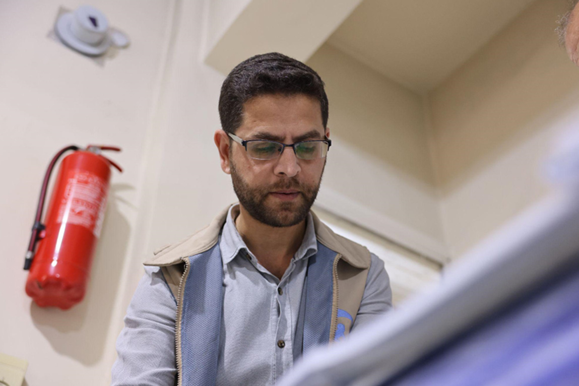 Ahmad, a community mobilizer at the Abi Dhar Health Centre, supports vaccination efforts by guiding families and addressing concerns. Photo: WHO