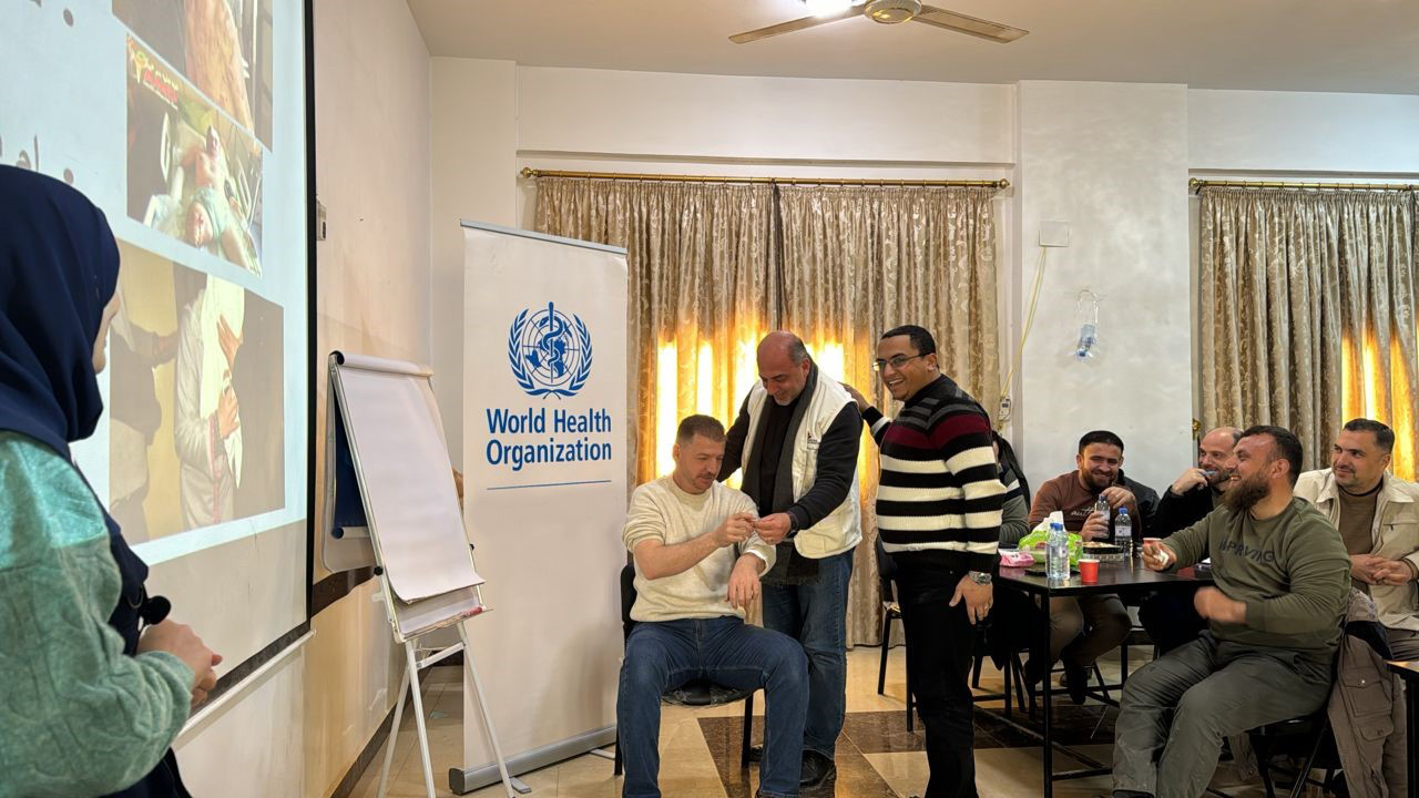 WHO staff facilitate training on burn care management in Atmeh, Idlib, north-west Syria. Photo credit: WHO Field Presence Office in Gaziantep, Türkiye 