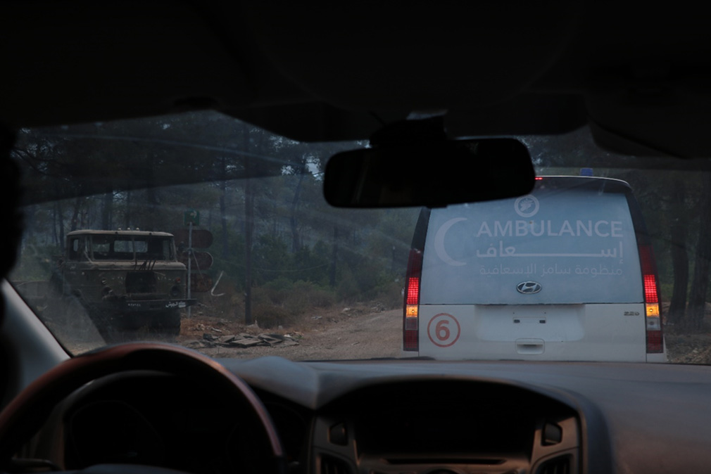 SAMS ambulances navigate smoke and rough terrain in Latakia to reach people affected by the wildfires. Photo credit: WHO