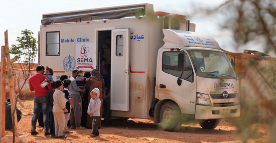 Provision of primary health care to newly internally displaced people through WHO-supported mobile teams. Photo: SEMA   