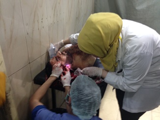الأطباء يعالجون رجلا سوريا مصاب بإصابات خطيرة في الرأس