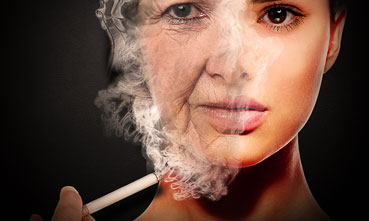 L’image nous montre un visage de femme vieillissant sous l’effet de la fumée