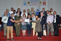La photo nous montre les différents partenaires tunisiens de la sécurité routière exprimant leur engagement autour du certificat « long short walk » des Nations Unies