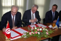 Le Pr Slaheddine Sellami, Ministre de la Santé publique en Tunisie, le Pr Didier Pittet, responsable du Défi mondial pour la sécurité des patients de l’OMS et le Dr Stefano Lazzari, Représentant de l’OMS en Tunisie signent le pacte « Un soin propre est un soin plus sûr ».