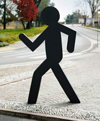L'image nous montre un bonhomme piéton en carton, matériel de promotion pour la sécurité routière.