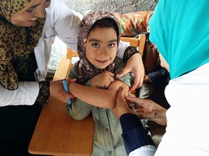 Girl_receiving_measles_vaccine