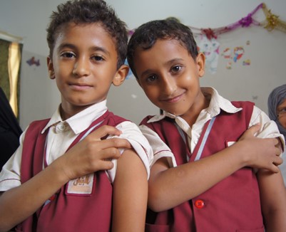 La photo nous montre deux ebfants yéménites montrant leur bras pour indiquer qu'ils ont été vaccinés