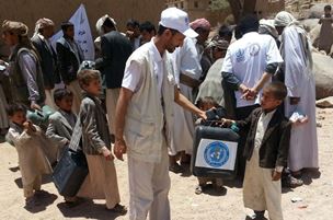 Volunteers in Saada distribute jerry cans