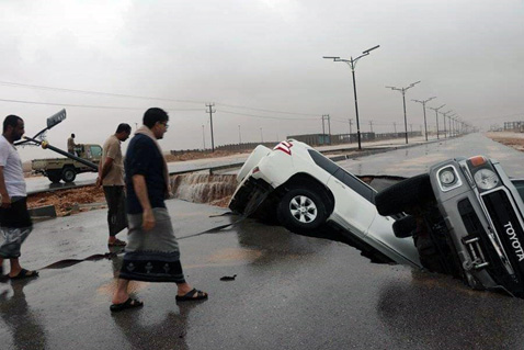 أثر إعصار تيج المداري في مديرية حصوين بمحافظة المهرة في اليمن بتاريخ ٢٤ أكتوبر ٢٠٢٣م. المصدر: مركز عمليات الطوارئ بمحافظة المهرة