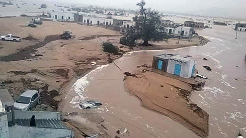 أثر إعصار تيج المداري في مديرية حصوين بمحافظة المهرة في اليمن بتاريخ ٢٤ أكتوبر ٢٠٢٣م.المصدر: مركز عمليات الطوارئ بمحافظة المهرة