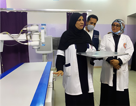 General Director of Al-Sadaqah Hospital Dr Kefaya Al-Gazaie, Manager of the Radiology Department Dhikra Abdulraheem and WHO Technical Officer Dr Amgad Abdulqawi discuss the impact that the new digital x-ray machine will have on the population of Aden and surrounding governorates
