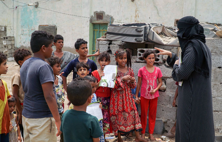 Increasing the community awareness of dengue control and prevention is essential to reduce the risk of transmission. Leaflets were distributed to the population, including children, to raise their awareness of dengue. 