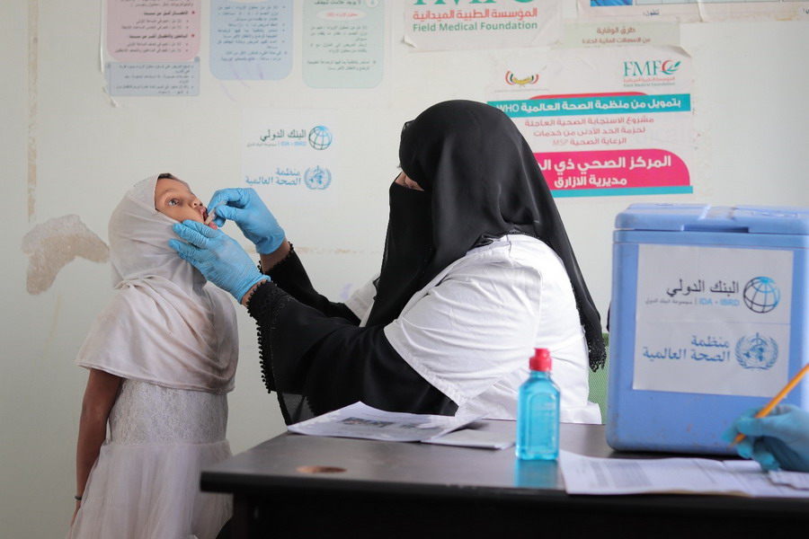 Volunteer Nabilah Ahmed Ali Saleh delivers an oral cholera vaccine in Jalilah medical unit in Al-Azareq district, Al Dhalea governorate. Photo: WHO