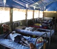مرضى يرقدون في جناحِ مستشفى بجنوب السودان يعالَجون من مرض النوم