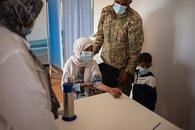 Zainab est traitée contre la leishmaniose au National Centre for Disease Control de Tawergha, en Libye, sous le regard de son frère, Ibrahim Mohammed Ibreik et de son père, Mohammed Ali Ibreik..