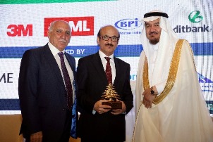 Regional Director receives the Arab Award for Promoting Public Health