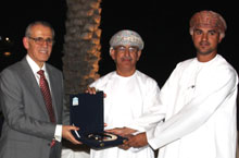 Feu Dr Ali Jaffer Mohamad d’Oman représenté par son fils M. Faisal Mohamad