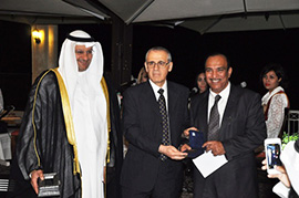 Dr Khaled Al-Saleh, Kuwait, receiving the State of Kuwait Prize from Dr Ala Alwan