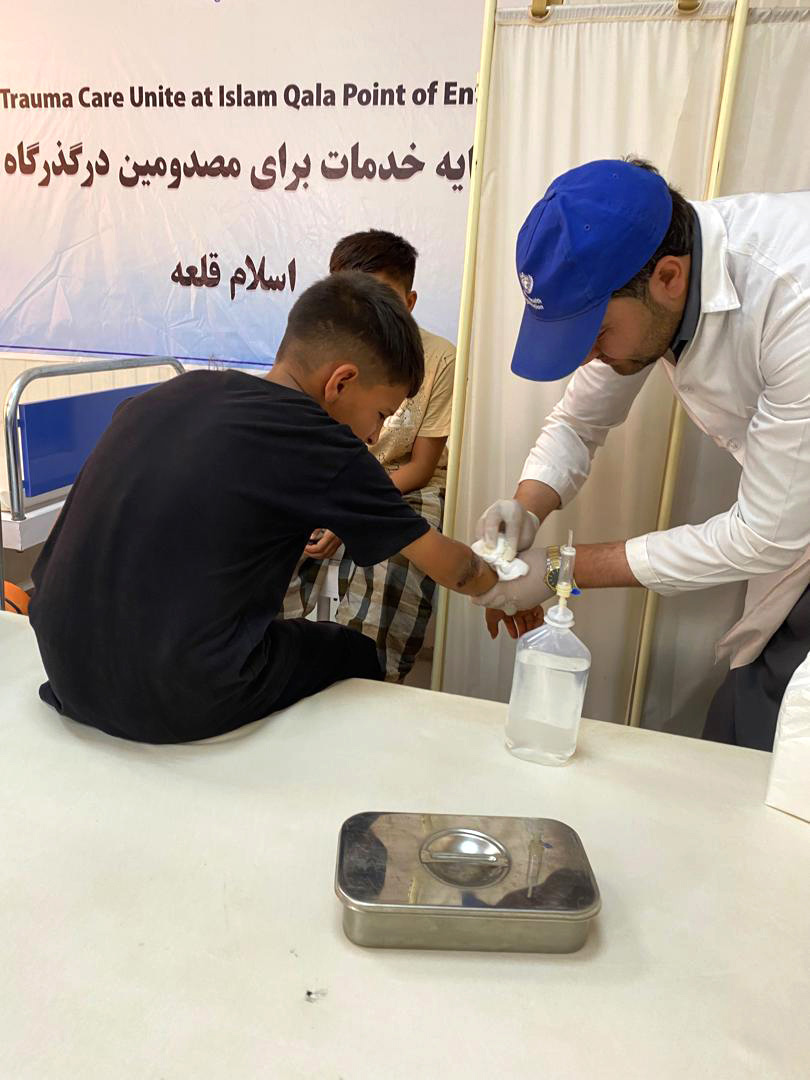 یک پدر در ولسوالی فر ، استان تاکار ، به دنبال مراقبت از پسر 2 ساله خود در یک مرکز بهداشت و درمان WHO است. اعتبار عکس: چه کسی افغانستان