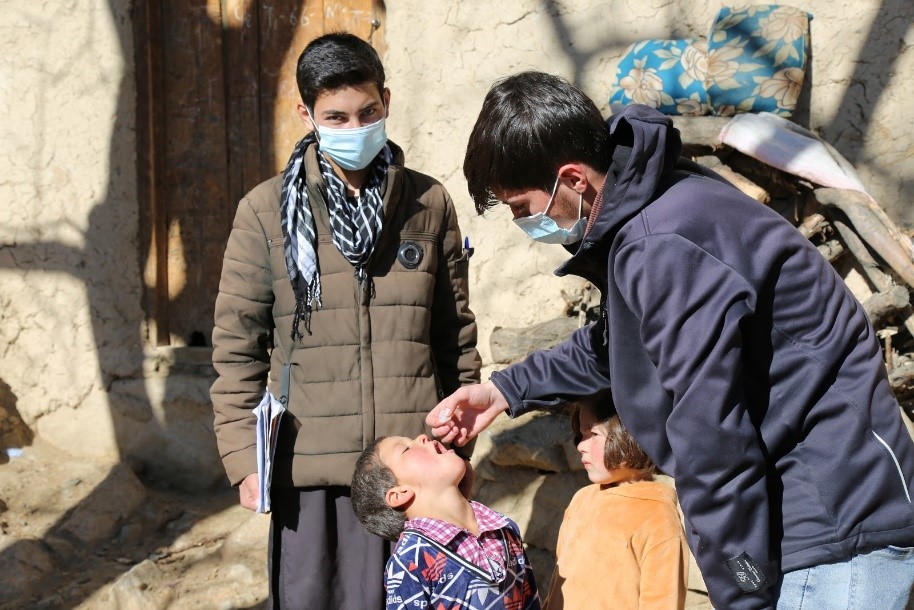 Volunteers, Ziaullah and Navid Ahmad, giving polio drops to Sanaullah and Khadija. Doshakh village, Rukha district, Panjshir province. Photo: Ahmadullah Amarkhil/WHO Afghanistan