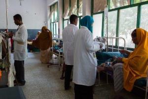 Doctors_tend_to_patients_in_a_cholera_treatment_centre