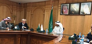 Le Dr Ala Alwan, Directeur régional de l'OMS pour la Méditerranée orientale, a accompagné la mission et a rencontré Son Excellence l'Ingénieur Khalid bin Abdulaziz Al Falih pour l'informer des résultats le dernier jour de la mission