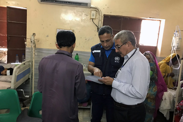  موظفو منظمة الصحة العالمية يتفقدون أحد المراكز الصحية في باكستان حيث بدأت فاشية حمى التيفود الشديدة المقاومة للأدوية في عام 2016 .