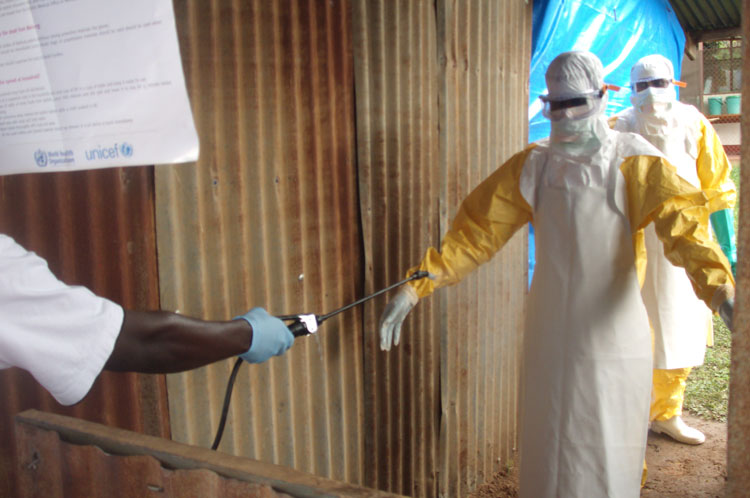 La photo montre la formation d’un member de l’équipe de riposte rapide pour faire face à la maladie à virus Ebola au Soudan (Photo : OMS). 