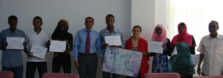 La photo montre la remise de certificats aux lauréats en présence du Ministre de l'Enseignement supérieur et de la Recherche, du Représentant de l'OMS à Djibouti et du Doyen de l'École de Médecine de Djibouti