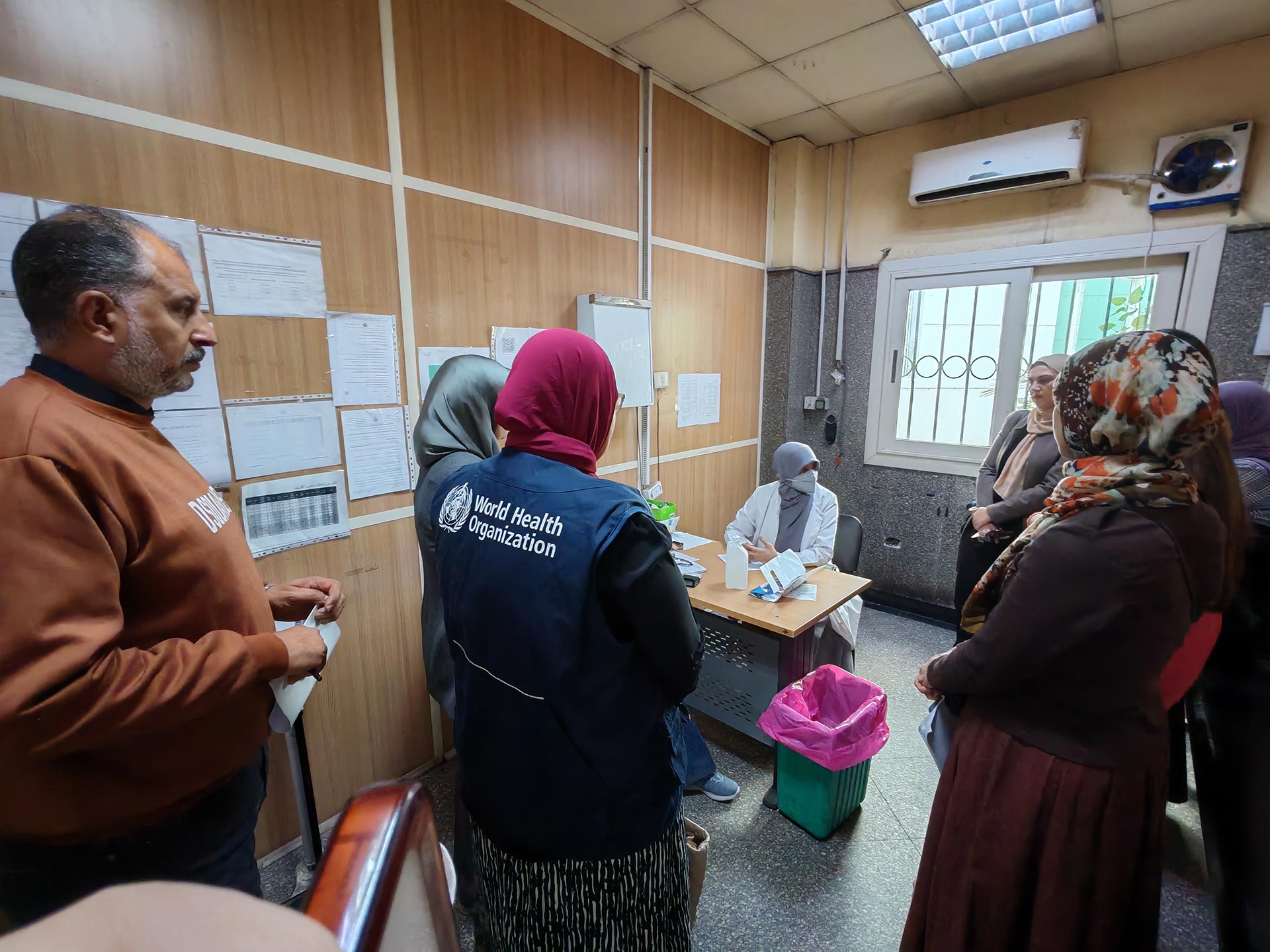 A WHO technical officer supports participants during a field visit to sentinel sites. Photo credit: WHO Egypt