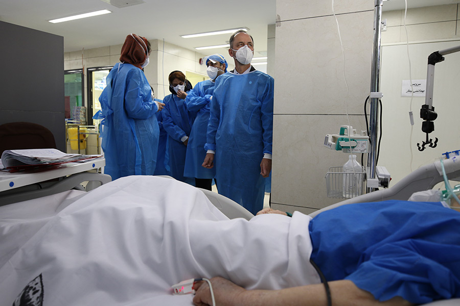 Dr Andreas Jansen, Director of the Information Center for International Health Protection at RKI, checks on a patient monitor at Shariati hospital in Tehran, Iran. Photo: WHO/ Islamic Republic of Iran