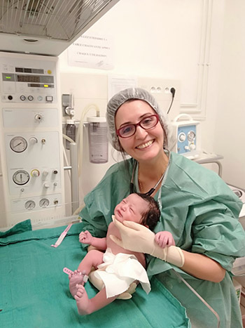 Amina Barkat, chef de service de médecine et réanimation néonatale au Centre hospitalier Ibn Sina à Rabat (Maroc), avec une nouveau-née 