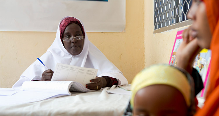 nurse_maana_with_a_patient_at_the_CISP_clinic_in_the_bonder_district_of_mogadishu_somalia_002