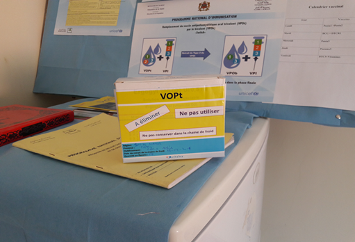 L'image nous montre un pack de vaccins issu du stock de VPOt et devant être remplacé.