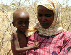 امرأة سودانية مع طفلها الرضيع