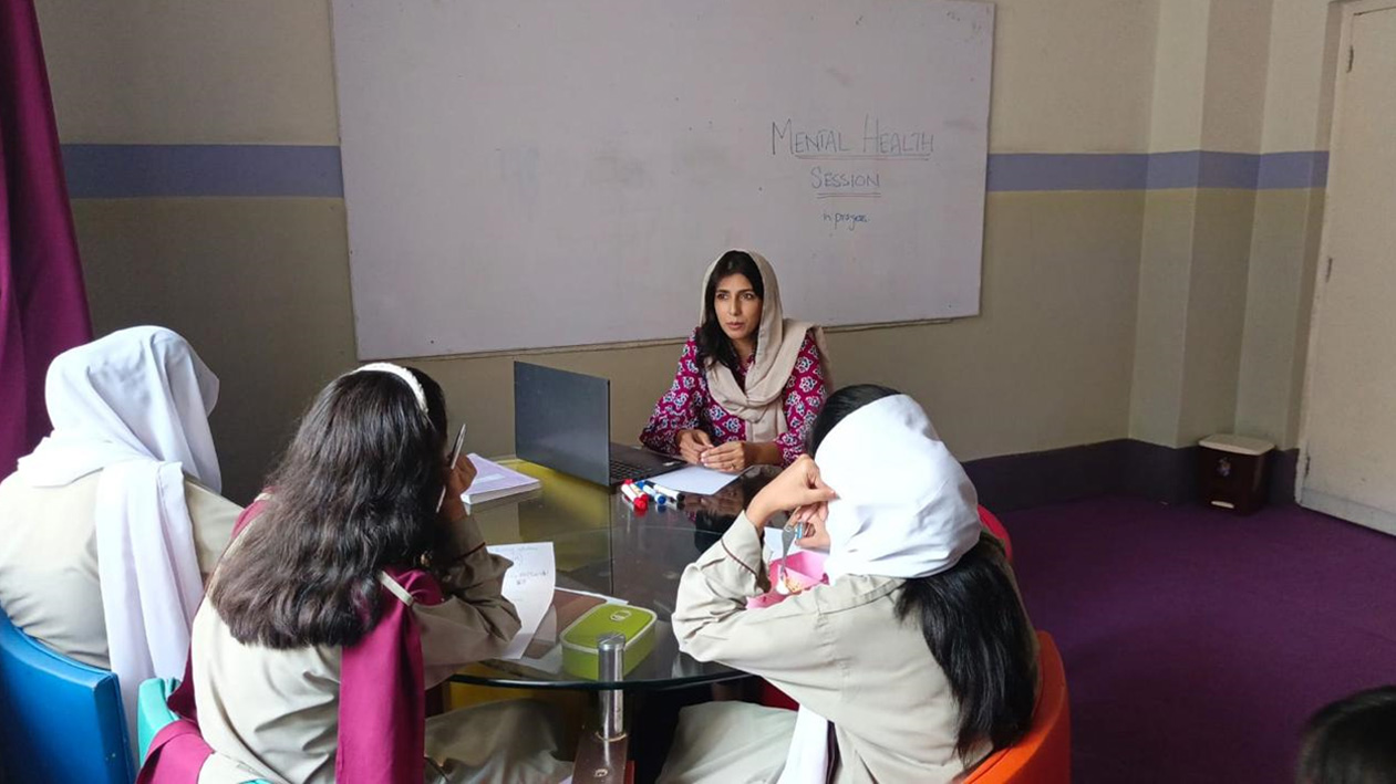 Annum Tanveer, a clinical psychologist, conducts a counselling session with students from a community school in Rawalpindi, Pakistan. Photo credit: WHO Pakistan