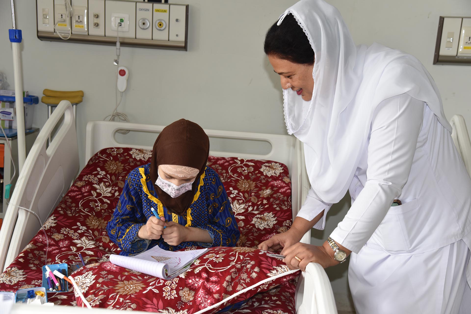 Rakhil (nurse) caring for patients at the Pakistan Institute of Medical Sciences, Islamabad.  Photo credit: Sara Akmal/WHO Pakistan