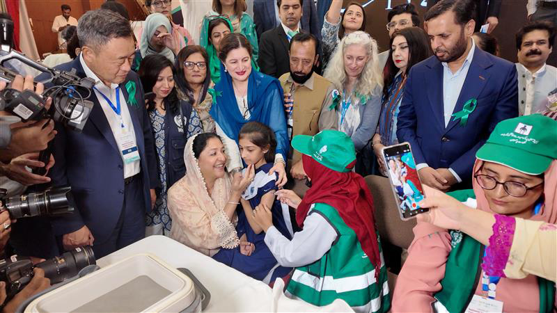 WHO Representative in Pakistan Dr Dapeng Luo joined the official launch of the campaign presided over by Federal Minister of Health Syed Mustafa Kamal. Photo: WHO Pakistan/Hamid Inam.