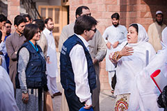 The WHO Representative for Pakistan leads the field team in Peshawar and gains insight regarding dengue and domestic health issues from a Lady Health Worker
