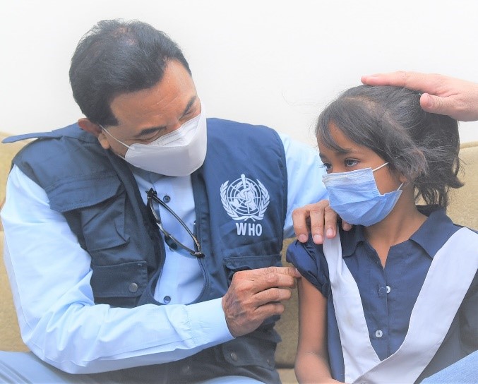 wr-vaccinates-child