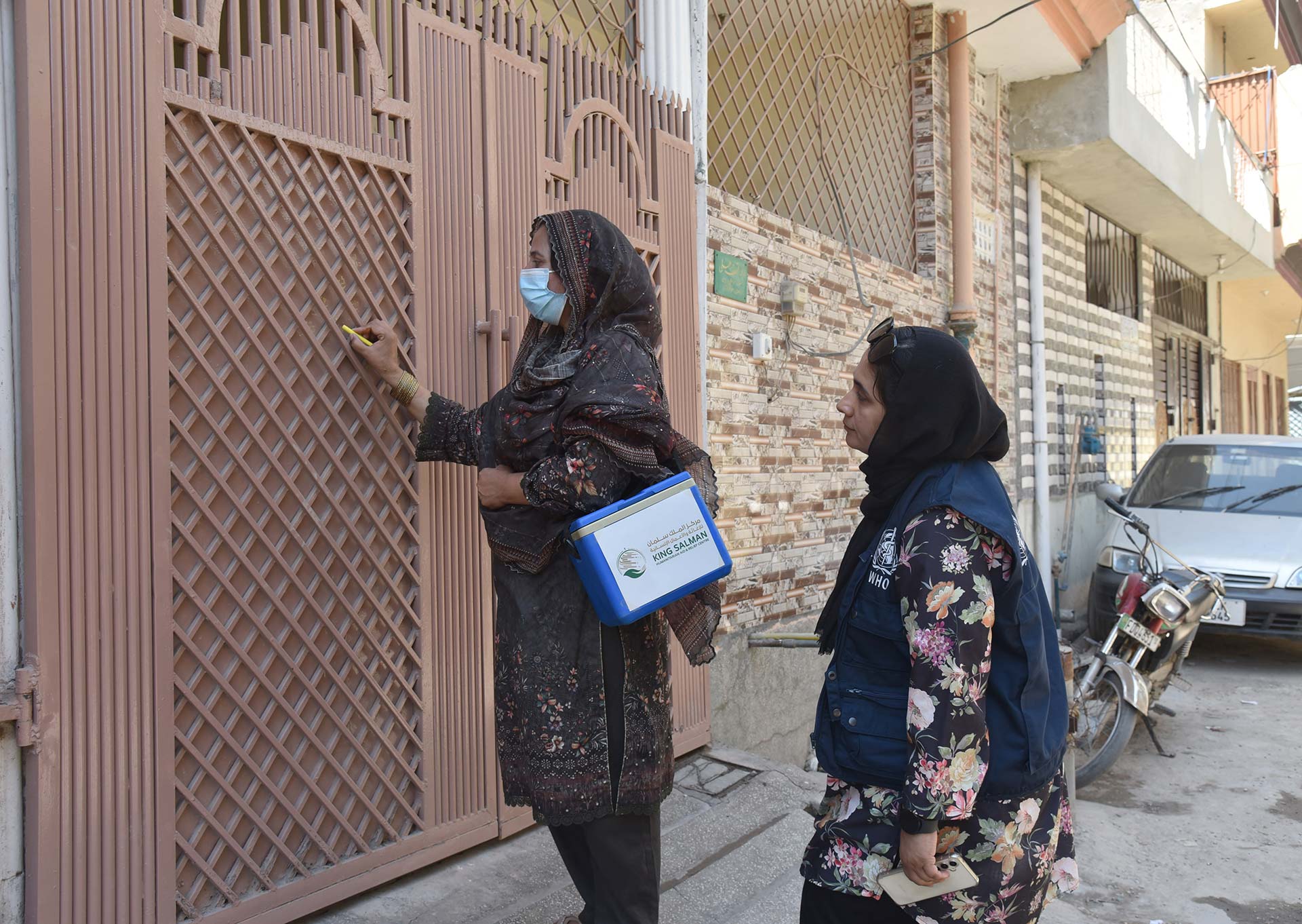 Lubna marks a house after vaccination in Islamabad during the April 2026 polio campaign. Photo credit: Hamid Inam/WHO Pakistan
