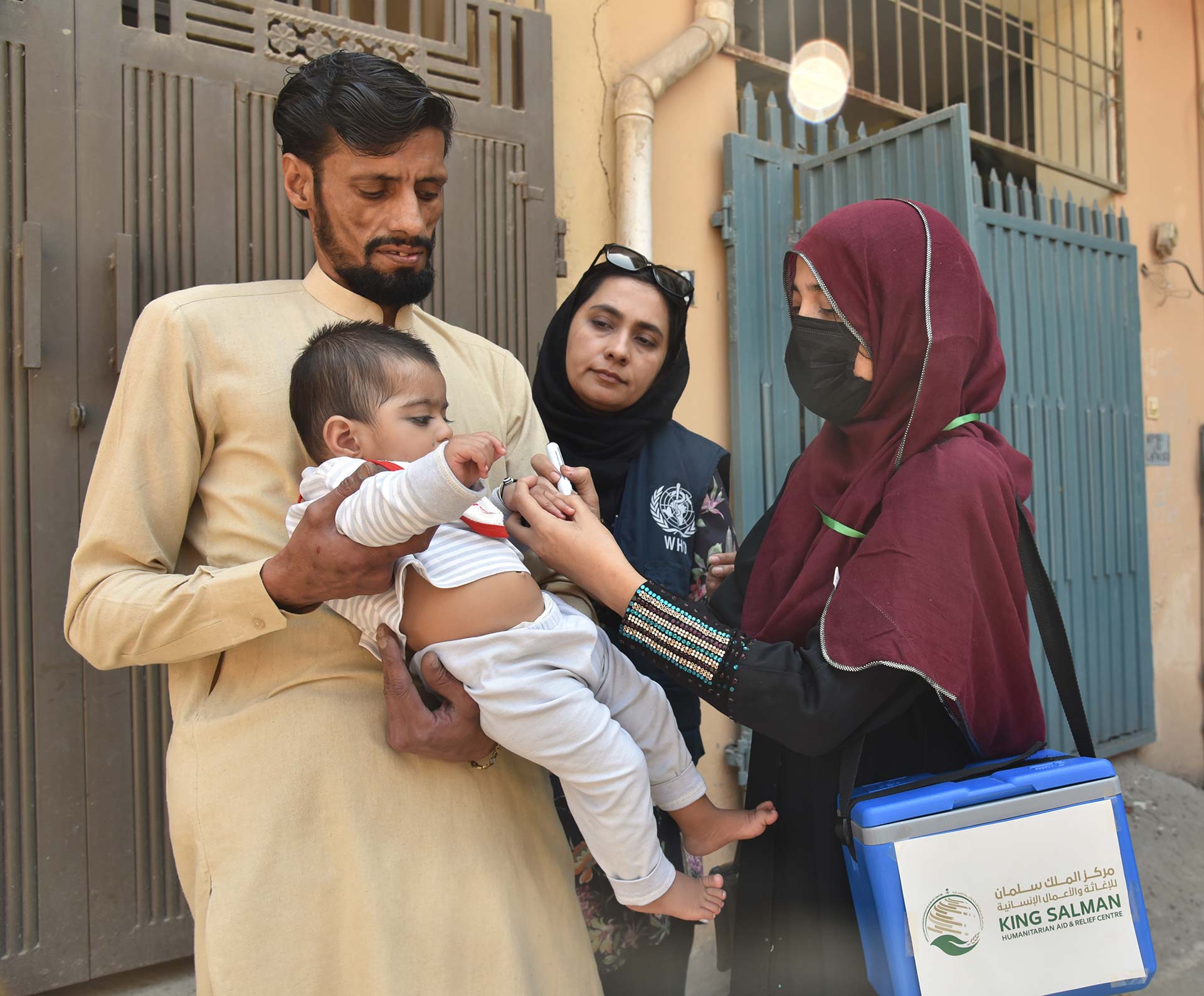 Polio worker Faiza administers polio drops in Taramari, Islamabad, during the April 2026 national polio campaign in Pakistan. Photo credit: Hamid Inam/WHO Pakistan
