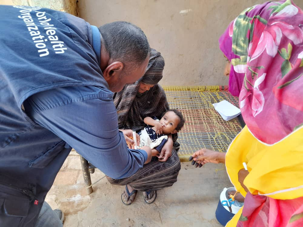 A health worker checks if a child's pinkie finger has been marked during a polio vaccination campaign, conducted in April 2024 in the Red Sea State, Sudan -WHO/WHO Sudan  Photo credit: WHO/WHO Sudan 
