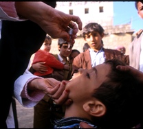 Au Yémen, un enfant reçoit le vaccin antipoliomyélitique oral.