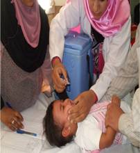 Des agents de santé administrent le vaccin antipoliomyélitique oral à un enfant de moins de cinq ans.
