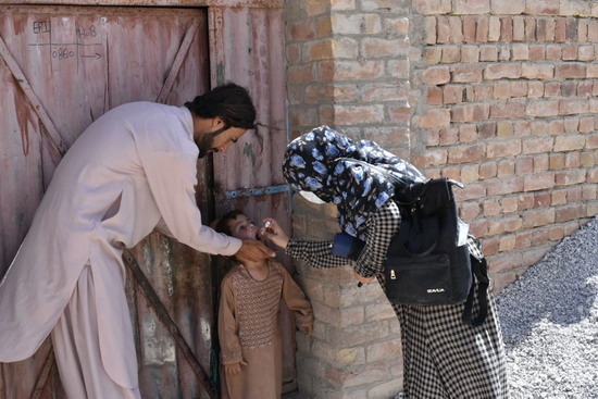 استئناف حملات التلقيح الأساسية ضد شلل الأطفال في ظل تدابير وقائية صارمة ضد كوفيد-19