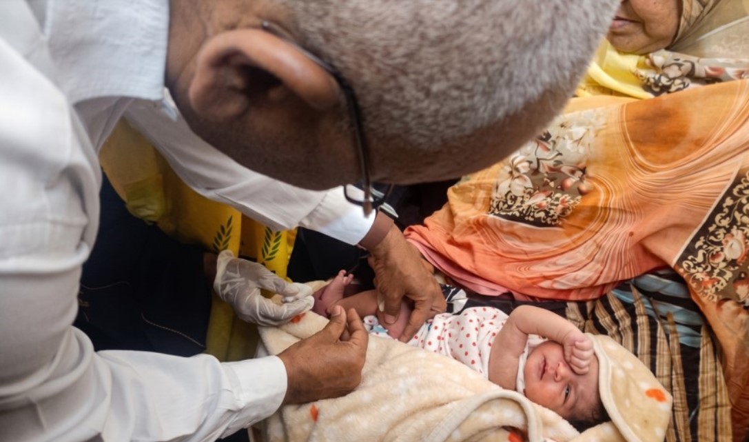 A newborn receives the hepatitis B birth dose vaccine in Sudan. Photo credit: Ministry of Health, Sudan / Media and Communications Department